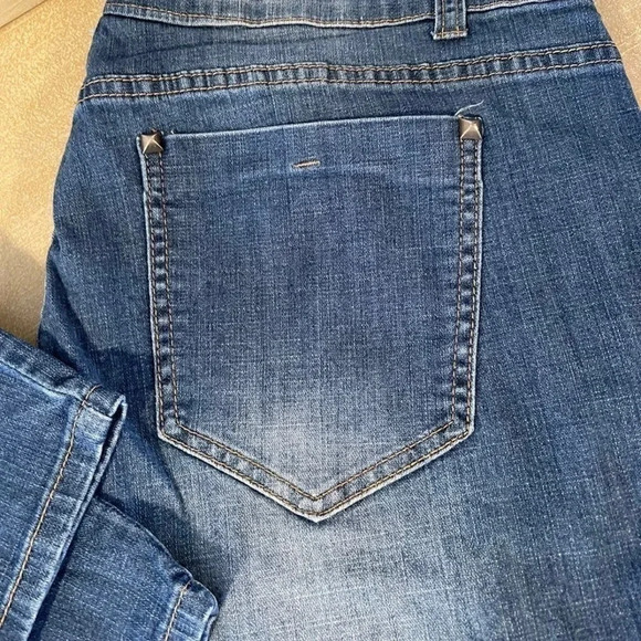 FOREVER21+ distressed jeans with studded detail. Cotton/spandex blend.
Size: 18 - Picture 8 of 12
